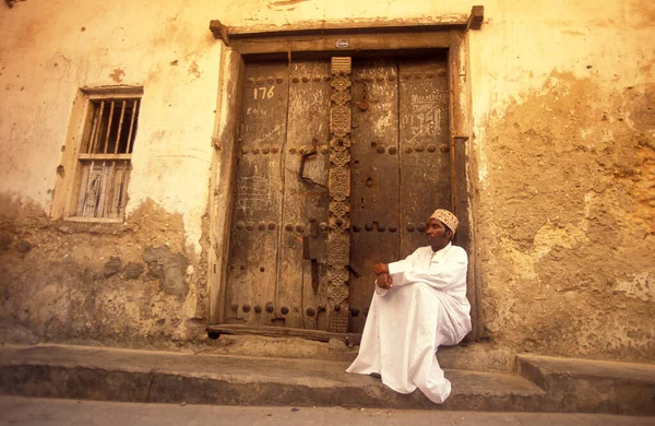 Egy Helybéli Férfi Egy Hagyományos Faajtóban Stone Town Óvárosában Zanzibár — Stock Fotó