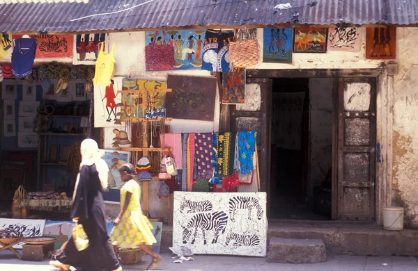 タンザニアのザンジバル島の旧市街の路地にあるお店 タンザニア ザンジバル 石の町 2004年10月 — ストック写真