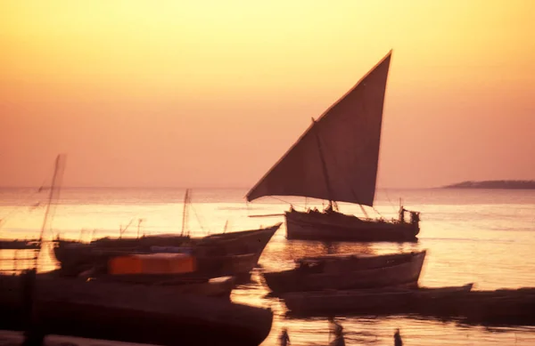 Velero Dhoni Tradicional Océano Índico Frente Ciudad Vieja Stone Town — Foto de Stock