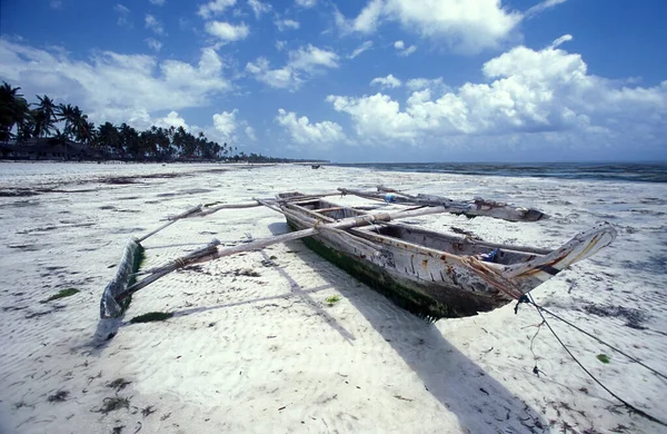 Een Houten Boot Vissersboot Het Strand Met Het Landschap Aan — Stockfoto