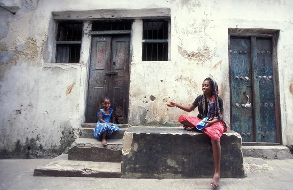 タンザニアのザンジバル島の旧市街の人々 タンザニア ザンジバル 石の町 2004年10月 — ストック写真