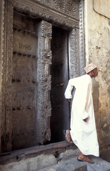 Ένα Τοπικό Άνδρες Μια Παραδοσιακή Πόρτα Από Ξύλο Στην Παλιά — Φωτογραφία Αρχείου