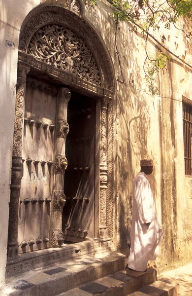 Lokal Män Traditionell Trä Dörr Gamla Stan Stone Town Zanzibar — Stockfoto