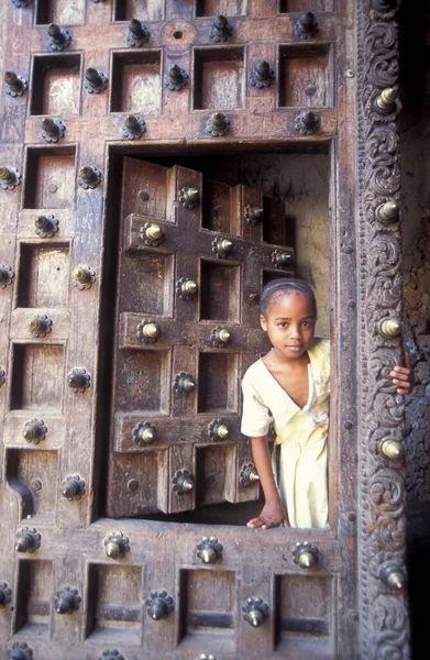 Tanzanya 'nın Zanzibar Adası' ndaki Taş Kasabası 'nın geleneksel ahşap kapısı. Tanzanya, Zanzibar, Taş Şehir, Ekim 2004