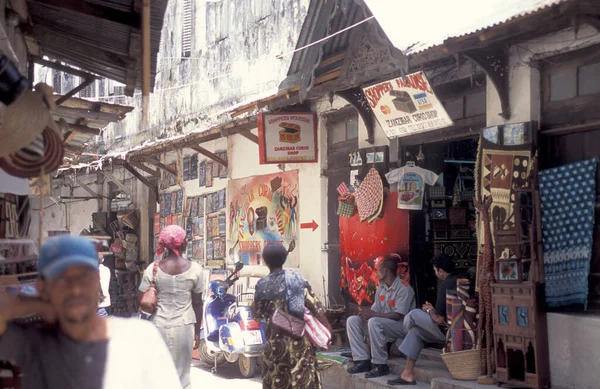タンザニアのザンジバル島の旧市街の路地にあるお店 タンザニア ザンジバル 石の町 2004年10月 — ストック写真
