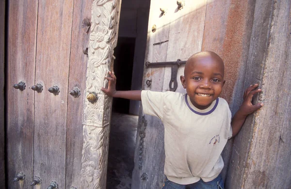 タンザニアのザンジバル島の旧市街の人々 タンザニア ザンジバル 石の町 2004年10月 — ストック写真