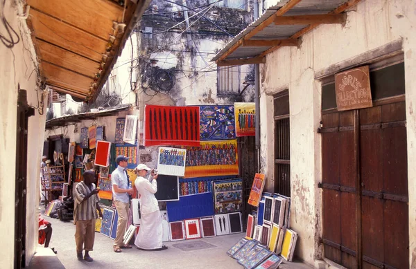 탄자니아 잔지바르 시가지의 골목길에 상점들 이었다 탄자니아 잔지바르 2004 — 스톡 사진
