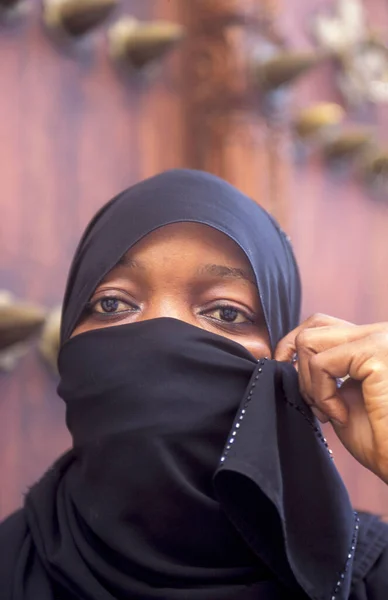 Lokal Muslimsk Kvinna Vid Traditionell Trädörr Gamla Stan Zanzibar Tanzania — Stockfoto