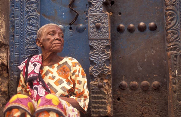 Uma Mulher Local Uma Porta Madeira Tradicional Cidade Velha Stone — Fotografia de Stock