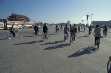 Bisikletli yol öndeki bina ve Yasak Şehir 'in girişi ve Çin' deki Tiananmen Meydanı 'ndaki İmparatorluk Sarayı' nın girişi. Çin, Pekin, Ekim 1997