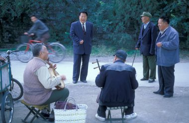 Çin 'in Pekin şehrindeki bir parkta geleneksel sokak müziği. Çin, Pekin, Ekim 1997