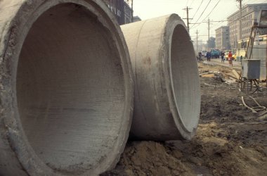Çin 'in Pekin şehir merkezinde bir kanalizasyon şantiyesi. Çin, Pekin, Ekim 1997