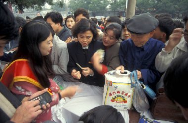 Çin 'in Pekin şehrindeki bir gıda fuarında yiyecek reklamı. Çin, Pekin, Ekim 1997