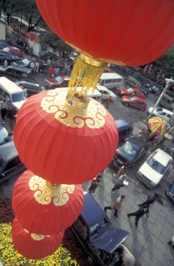 Çin 'deki Pekin' in merkezindeki bir alışveriş merkezinde insanlar ve trafikler. Çin, Pekin, Ekim 1997