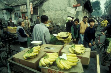 Çin 'in Pekin şehrinin eski bir kasabasında Muz ve Meyveler markette. Çin, Pekin, Ekim 1997
