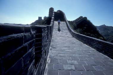 Çin 'in Pekin şehrinin kuzeyindeki Büyük Çin Seddi. Çin, Pekin, Ekim 1997