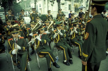 Çin 'in Pekin şehrinde Çin ordusunun askerleriyle bir ordu müziği. Çin, Pekin, Ekim 1997