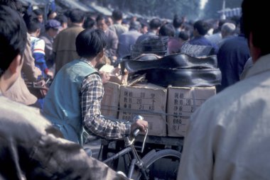 Çin 'deki Pekin' in merkezindeki bir pazarda trafik vardı. Çin, Pekin, Ekim 1997