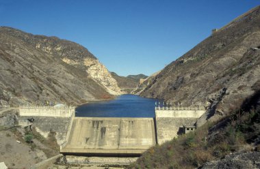 Çin 'in Pekin şehrinin kuzeyindeki peyzaj bölgesinde bir su deposu. Çin, Pekin, Ekim 1997