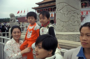 Yasak şehrin ön binası ve girişi ve Çin 'deki Pekin' deki Tiananmen Meydanı 'ndaki İmparatorluk Sarayı. Çin, Pekin, Ekim 1997