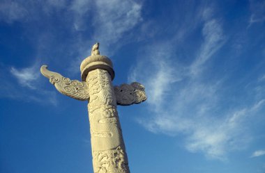 Çin 'de Pekin' deki Tiananmen Meydanı 'nda bulunan Yasak Şehir ve İmparatorluk Sarayı' nın girişinde bir Taş Kol var. Çin, Pekin, Ekim 1997