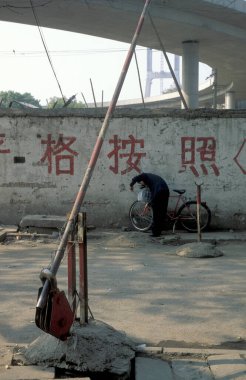Çin 'in Pekin şehrindeki bir yol bariyerinde polis ve güvenlik. Çin, Pekin, Ekim 1997
