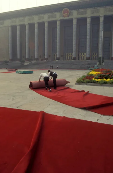 Красная Дорожка Готовится Перед Большим Залом Народа Зданием Конгресса Площади — стоковое фото