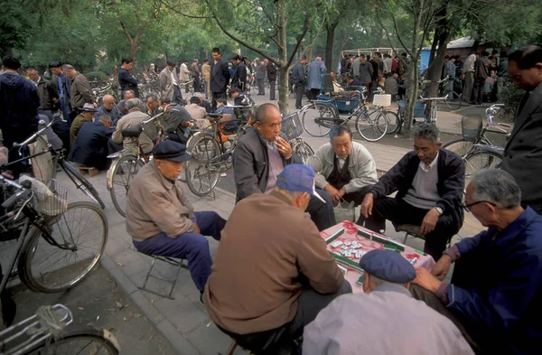 Старші Китайці Бавляться Парку Китайському Центрі Міста Пекін Китай Пекін — стокове фото