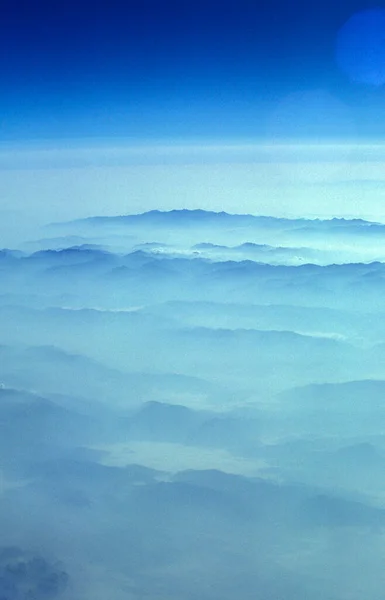 中国西部の山の上の飛行機からの眺め 1997年10月 — ストック写真