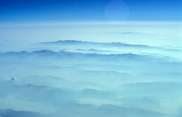 中国西部の山の上の飛行機からの眺め 1997年10月 — ストック写真