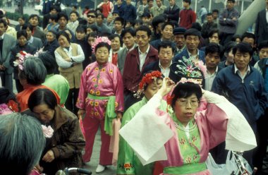 Çin 'deki Pekin şehrindeki bir alışveriş merkezinde geleneksel Çin müziği ve dansı. Çin, Pekin, Ekim 1997