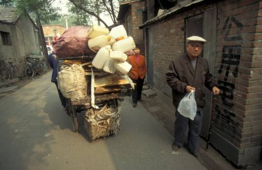 Çin 'in Pekin şehrinin eski kasabasında küçük bir ara sokak. Çin, Pekin, Ekim 1997