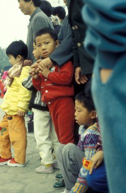 Bir çocuklu aile, Pekin 'deki Tiananmen Meydanı' ndaki Yasak Şehir ve İmparatorluk Sarayı 'nın önünde ve girişinde. Çin, Pekin, Ekim 1997