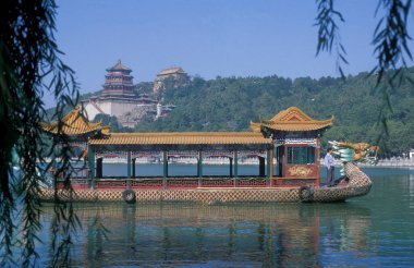 Çin 'in Pekin şehrindeki yaz sarayının İmparatorluk Bahçesi' nde manzara ve doğa. Çin, Pekin, Ekim 1997