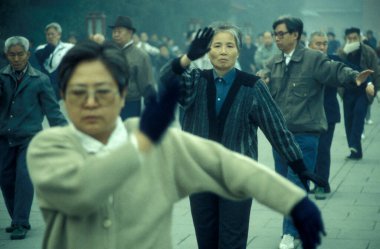 Çinliler, Çin 'in Pekin şehrinde Tai Chi tatbikatı yapıyorlar. Çin, Pekin, Ekim 1997