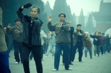 Çinliler, Çin 'in Pekin şehrinde Tai Chi tatbikatı yapıyorlar. Çin, Pekin, Ekim 1997