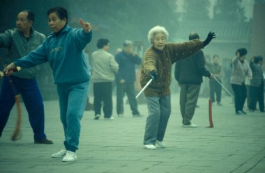 Çinliler, Çin 'in Pekin şehrinde Tai Chi tatbikatı yapıyorlar. Çin, Pekin, Ekim 1997