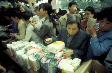 Çin 'in Pekin şehrindeki bir gıda fuarında yiyecek reklamı. Çin, Pekin, Ekim 1997