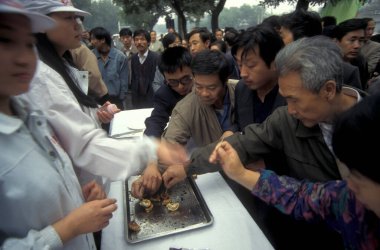 Çin 'in Pekin şehrindeki bir gıda fuarında yiyecek reklamı. Çin, Pekin, Ekim 1997