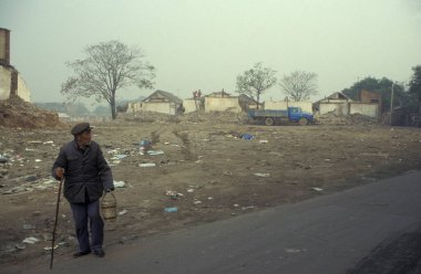 Çin 'in Pekin şehir merkezinde bir inşaat alanı. Çin, Pekin, Ekim 1997