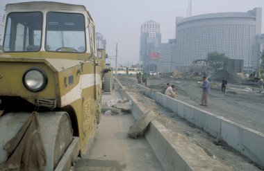 Çin 'in Pekin şehir merkezinde bir kanalizasyon şantiyesi. Çin, Pekin, Ekim 1997