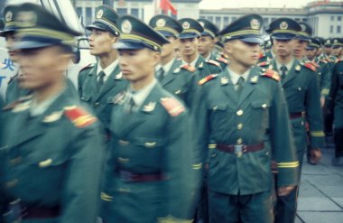  Çin 'in Pekin şehrindeki Çin ordusunun askerleriyiz. Çin, Pekin, Ekim 1997