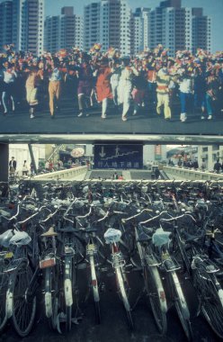 Çin 'in Pekin şehir merkezindeki ana yolda bisiklet trafiği var. Çin, Pekin, Ekim 1997