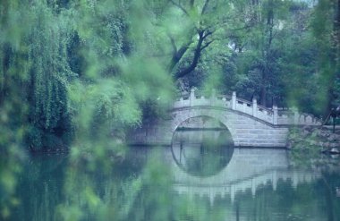 Çin 'in Pekin şehrindeki yazlık saraydaki Imperial Garden' da peyzaj ve doğada taş bir köprü. Çin, Pekin, Ekim 1997