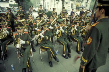 Askerler Çin 'in Pekin şehrinde Çin ordusunun müziğini çalıyorlar. Çin, Pekin, Ekim 1997