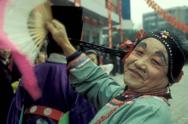 Παραδοσιακή Κινεζική Μουσική Και Χορό Ένα Εμπορικό Κέντρο Στην Πόλη — Φωτογραφία Αρχείου