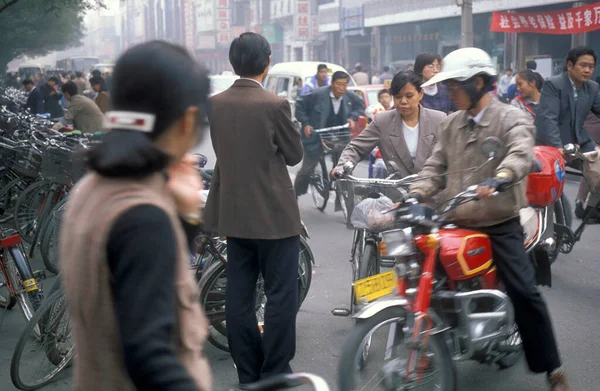 Çin Pekin Şehir Merkezindeki Ana Yolda Motosiklet Bisiklet Trafiği Çin — Stok fotoğraf