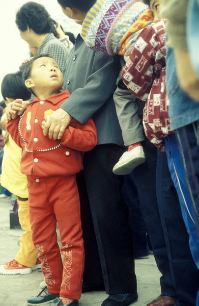 Bir çocuklu aile, Pekin 'deki Tiananmen Meydanı' ndaki Yasak Şehir ve İmparatorluk Sarayı 'nın önünde ve girişinde. Çin, Pekin, Ekim 1997