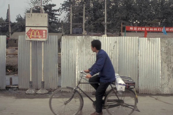 在中国北京市中心的主要公路上骑自行车是件伤脑筋的事 1997年10月 — 图库照片