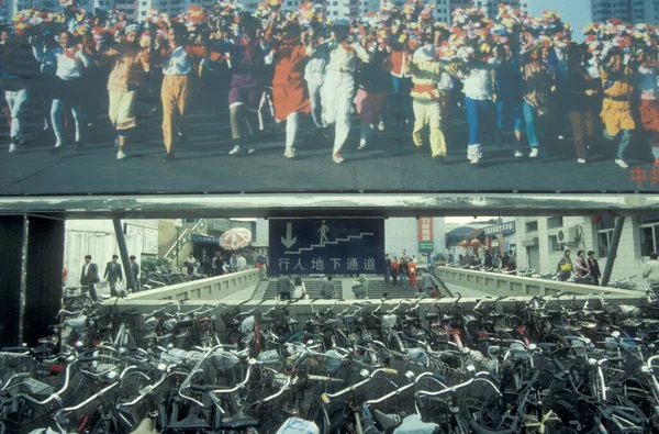 Çin Pekin Şehir Merkezindeki Ana Yolda Bisiklet Trafiği Var Çin — Stok fotoğraf